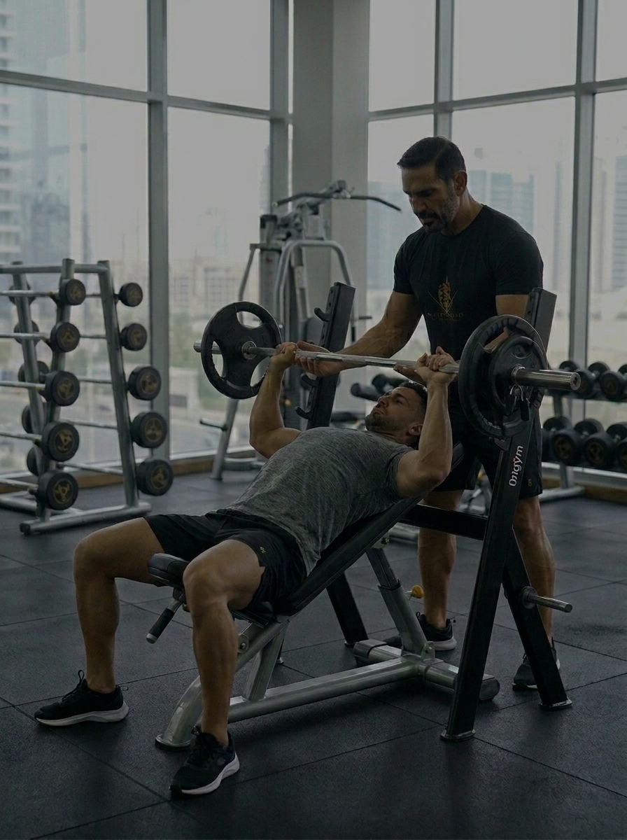Aluno em supino inclinado com supervisão de Luiz